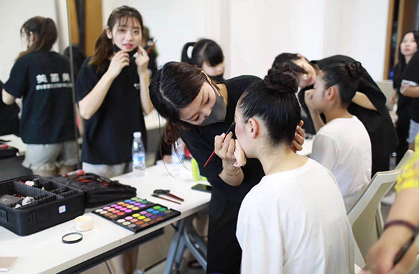 学员之间相互化妆瞬间