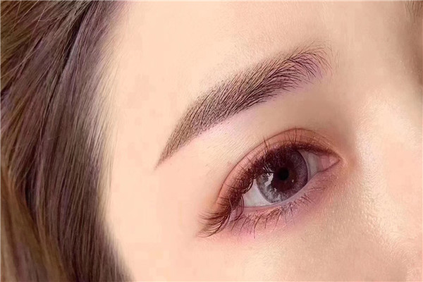 美睫嫁接后，睫毛更容易掉吗？